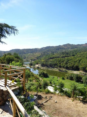 Casa antiga de pedra com piscina e vista rio